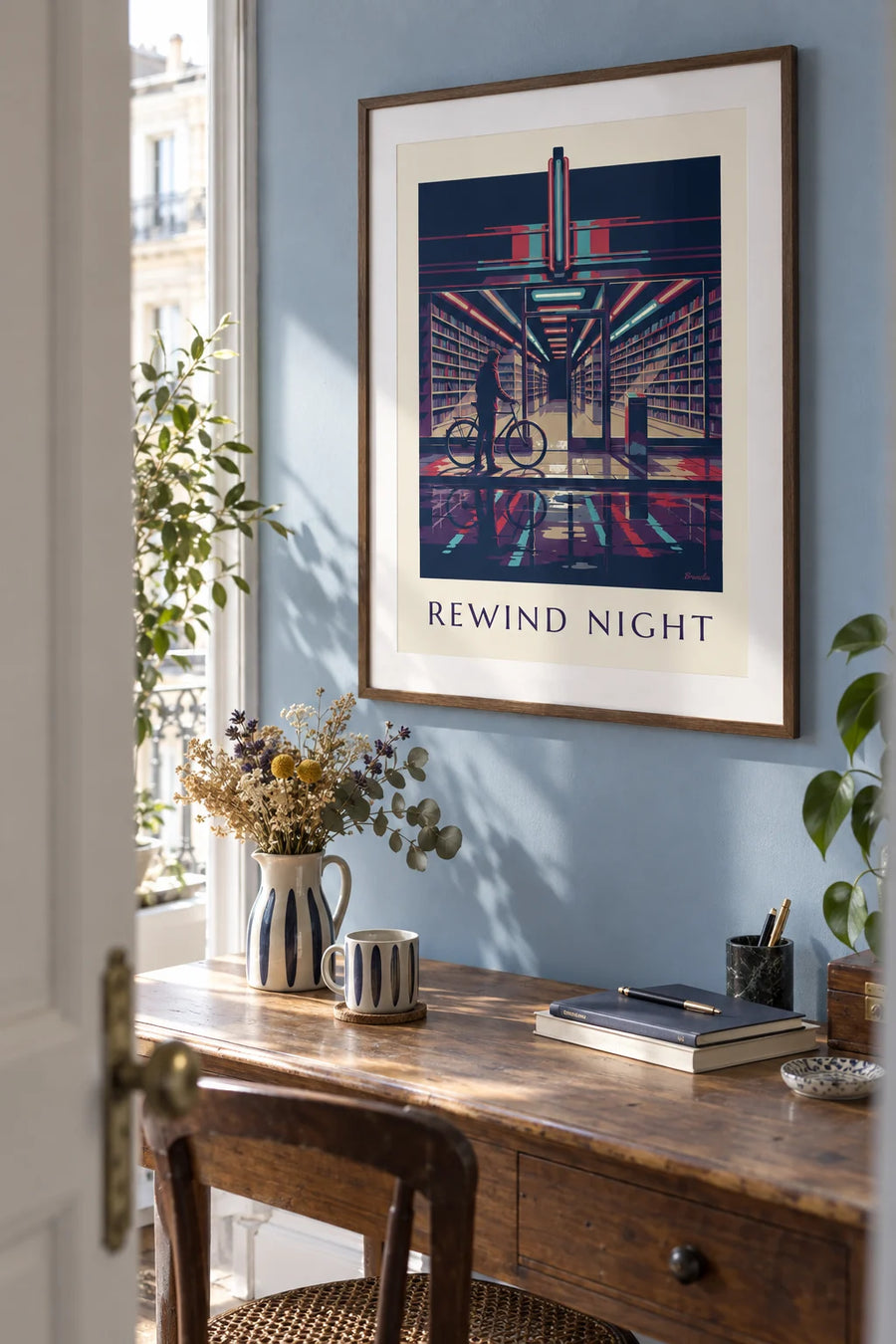 Poster videoteca e scaffali di videocassette VHS illuminati dai neon di notte: incorniciato a parete
