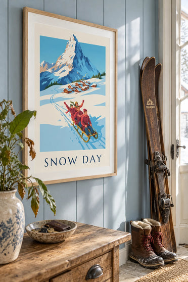 Affiche famille en luge sur une pente enneigée : encadrée au mur