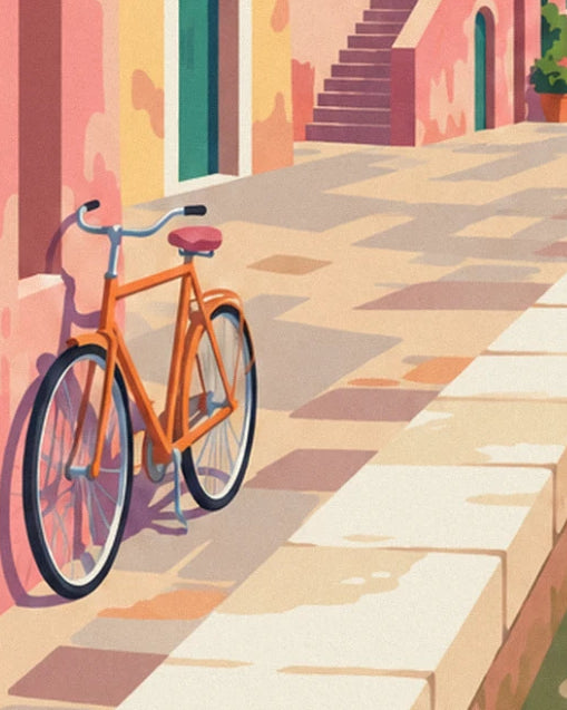 La bicicletta arancione appoggiata a un muro rosa sulla banchina lastricata e illuminata dal sole