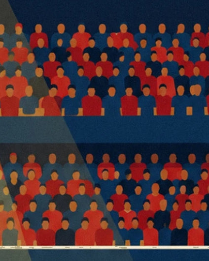 Les tribunes du stade remplies de spectateurs en rouge et bleu