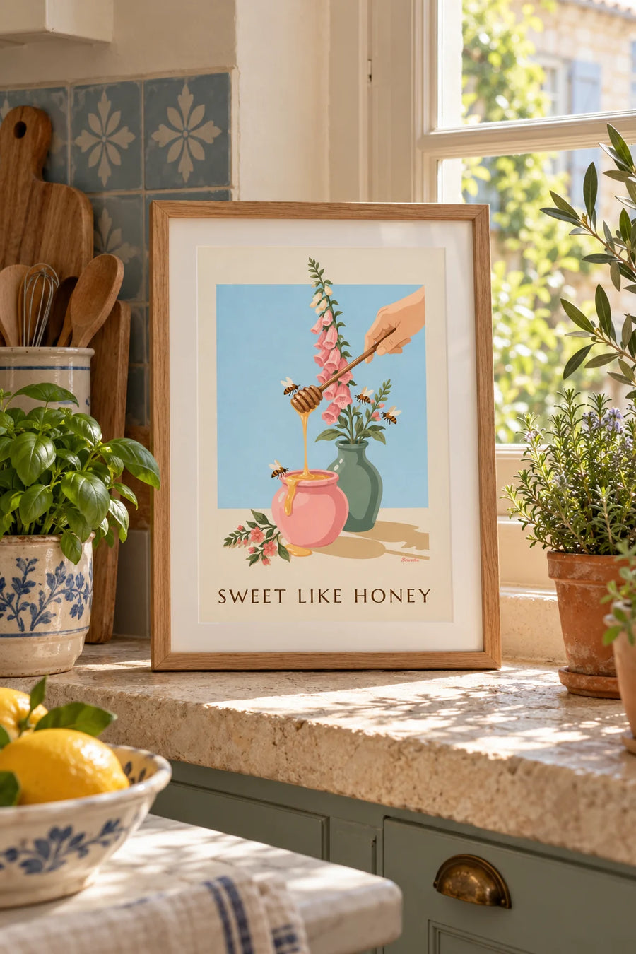 Poster vasetto di miele dorato, cucchiaio di legno e api: formato piccolo A4 con cornice