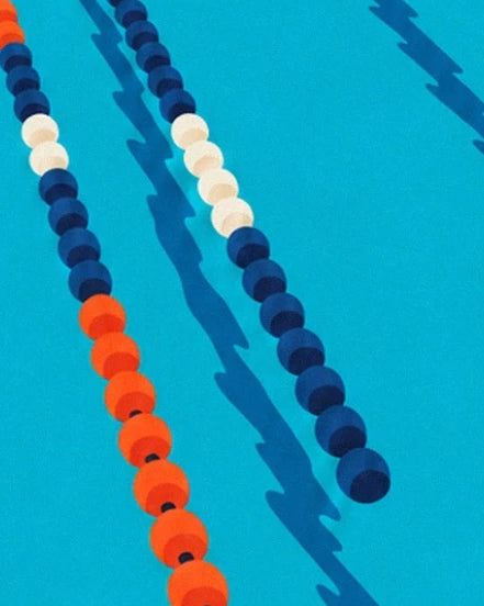 I galleggianti blu navy, bianchi e arancioni e le loro ombre nell'acqua turchese