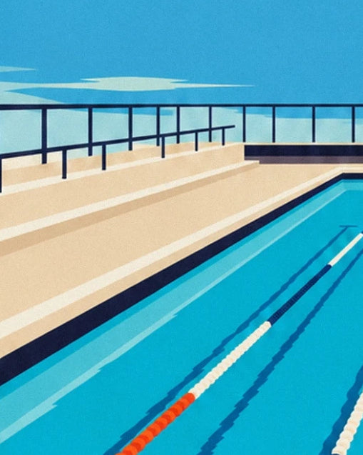 Le tribune beige degli spettatori e le ringhiere scure accanto alla piscina turchese