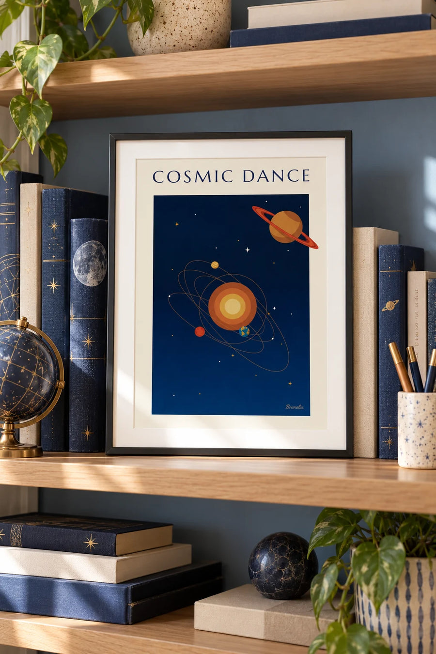Poster Saturno e pianeti in orbita attorno al Sole su sfondo blu notte: piccolo formato A4 incorniciato