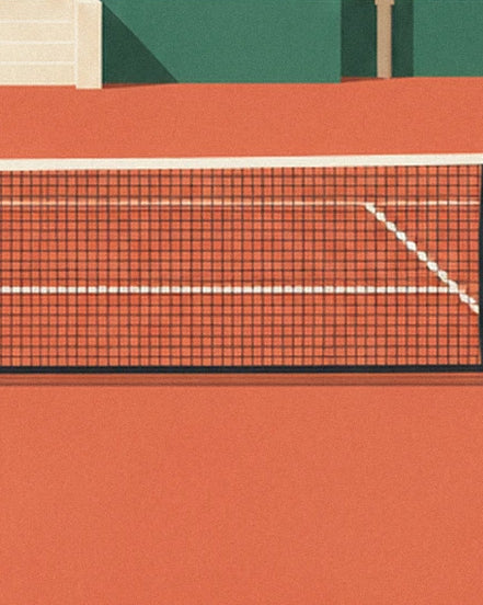 Le filet noir tendu sur le court rouge et ses lignes blanches devant les murs verts