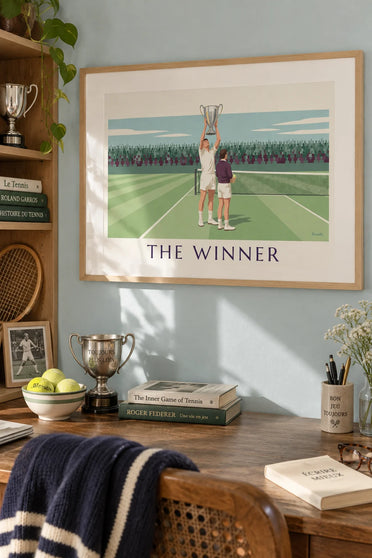 Affiche champion de tennis levant sa coupe en argent : encadrée au mur