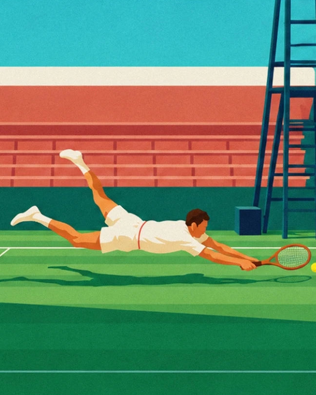 Il tennista in bianco in tuffo, con la racchetta tesa verso la palla