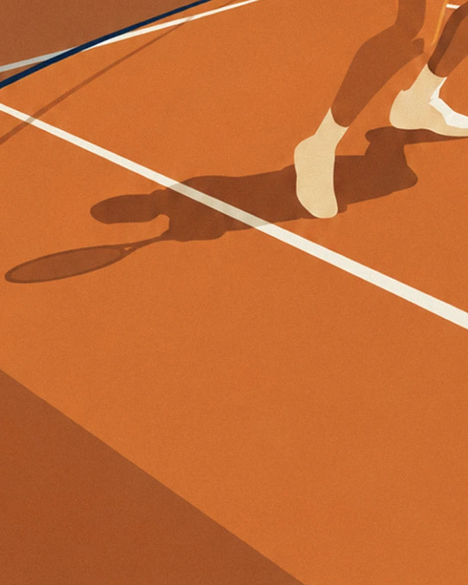 Le scarpe da ginnastica bianche del giocatore e l'ombra della sua racchetta sulla terra battuta