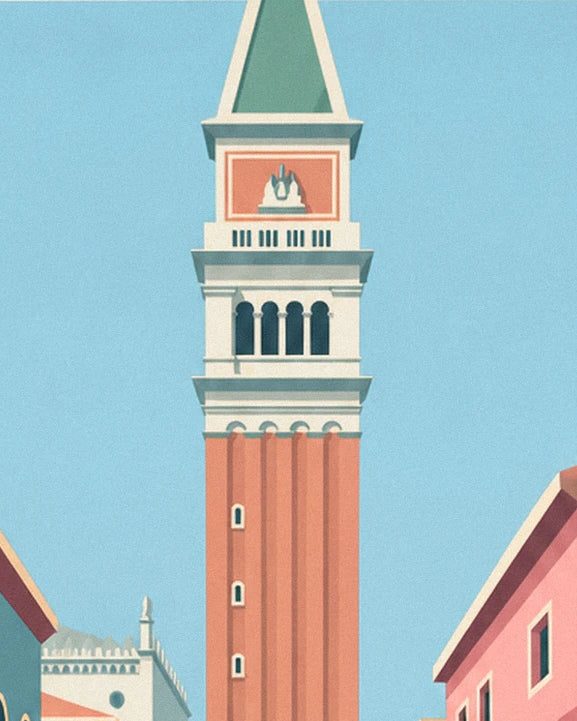 Il Campanile in mattoni rossi con il tetto verde, sotto un cielo azzurro chiaro