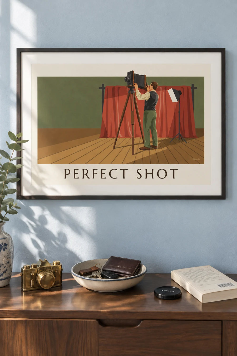 Poster di fotografo e macchina fotografica a soffietto in studio: incorniciato alla parete
