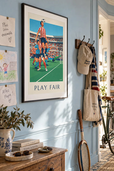 Poster di una calciatrice Play Fair che colpisce di testa allo stadio: incorniciato alla parete