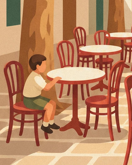 Un bambino in pantaloncini verdi tra i tavolini rotondi e le sedie rosse della terrazza