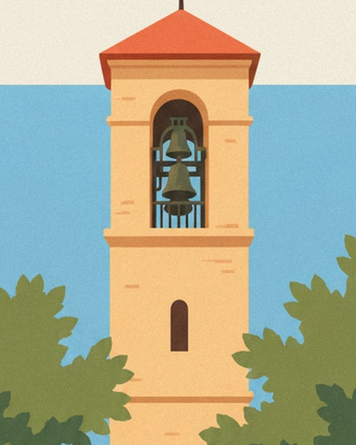 Il campanile ocra con le sue 2 campane tra il cielo azzurro e il fogliame verde