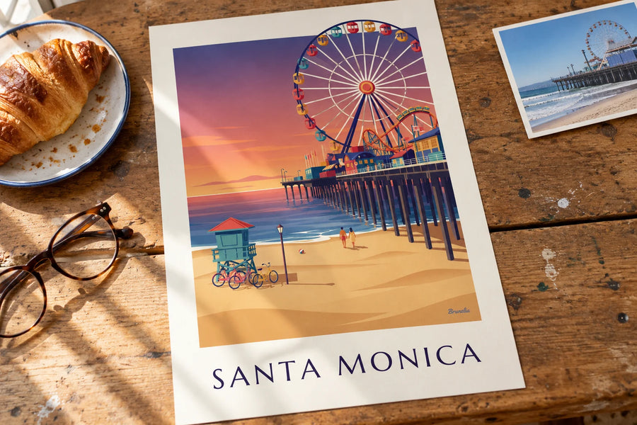 Poster del molo di Santa Monica al tramonto: appoggiato su un tavolo