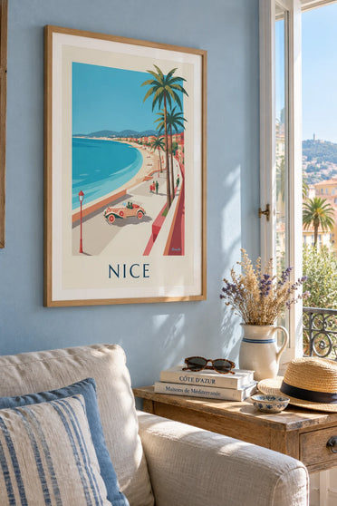 Affiche cabriolet et promeneurs sous les palmiers de la baie des Anges à Nice : encadrée au mur