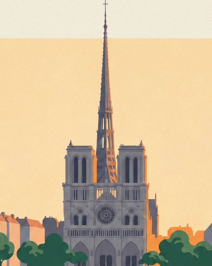 La facciata di Notre-Dame e la sua guglia slanciata contro un cielo dorato