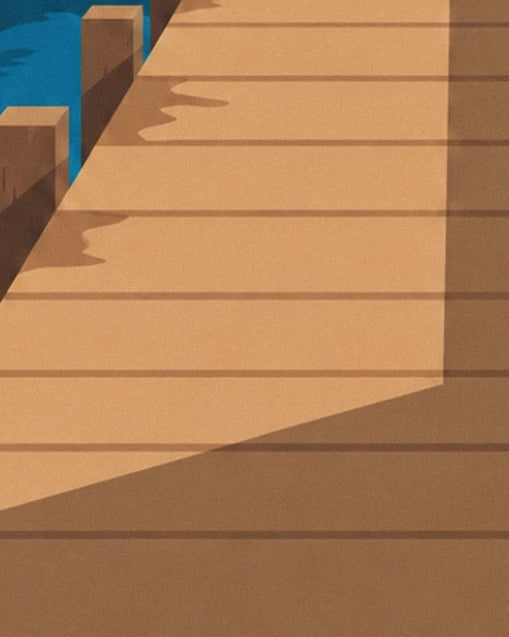 Les planches dorées de la jetée traversées de longues ombres brunes