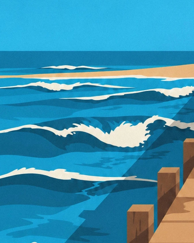 Les vagues bleues bordées d’écume blanche et les poteaux en bois de la jetée