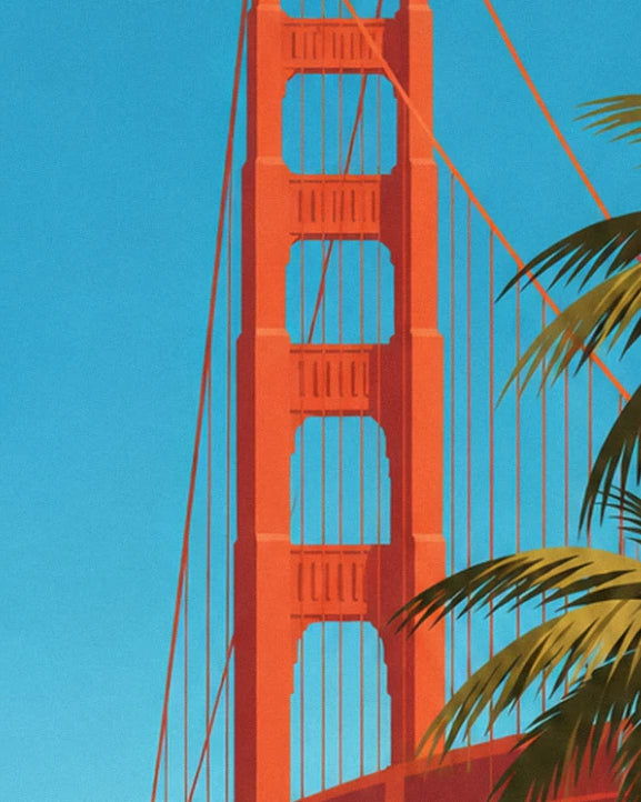 La torre arancione del Golden Gate si staglia contro un cielo blu, con foglie di palma ai bordi