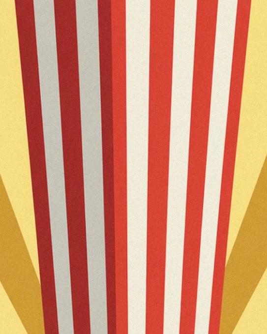 Le righe rosse e bianche del cono di popcorn su uno sfondo giallo raggiante