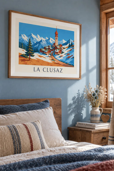 Poster del villaggio di La Clusaz e della catena degli Aravis innevata: incorniciato a parete