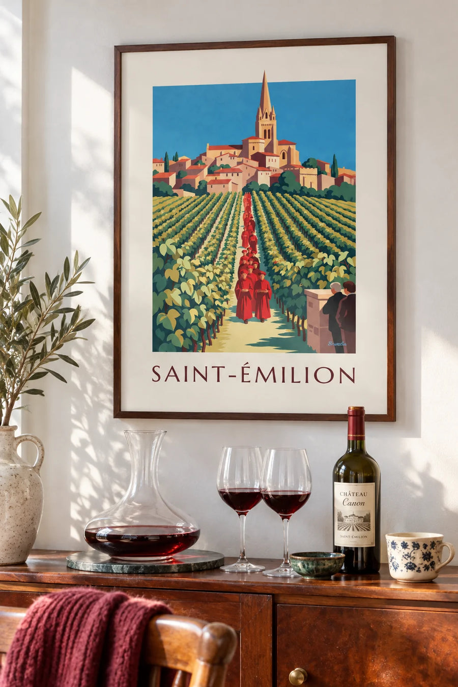 Poster vigneti e villaggio di Saint-Émilion visti da una cantina: incorniciato alla parete