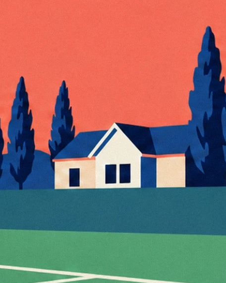 La casa color crema con il tetto blu notte, tra 2 cipressi accanto al campo