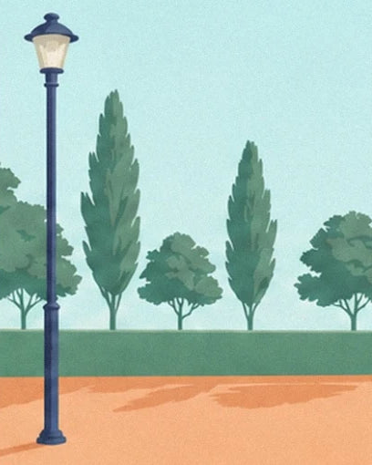 Il lampione blu e gli alberi alti e slanciati lungo il bordo del campo in terra battuta