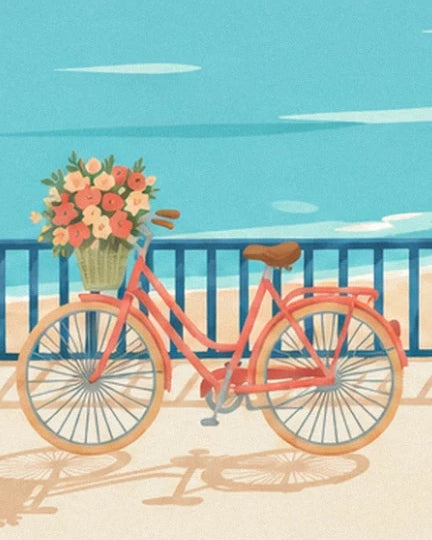 La bicicletta corallo con il cestino pieno di fiori davanti alla ringhiera blu e al mare turchese