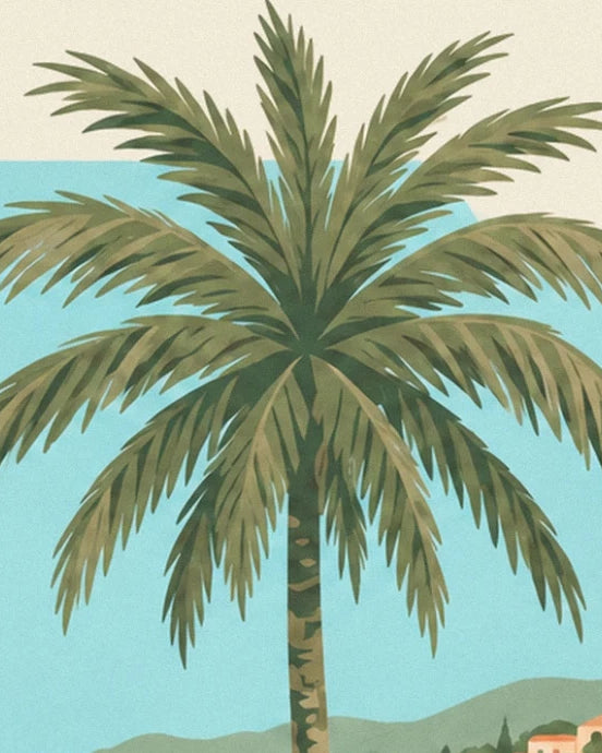 Le lunghe fronde verde oliva di una palma davanti al mare turchese