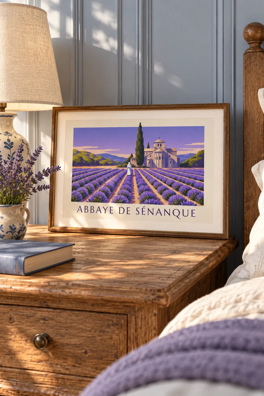 Poster monaco che cammina nella lavanda dell'abbazia di Sénanque: formato piccolo A4 con cornice