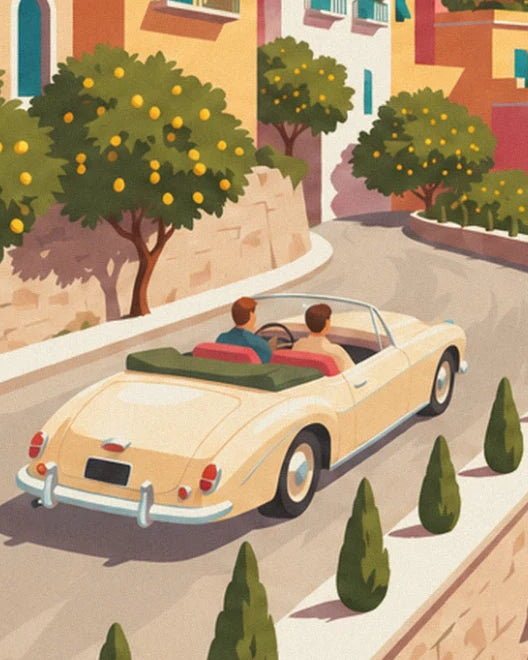 La cabriolet color crema con i suoi 2 passeggeri sulla strada tortuosa tra limoni e cipressi
