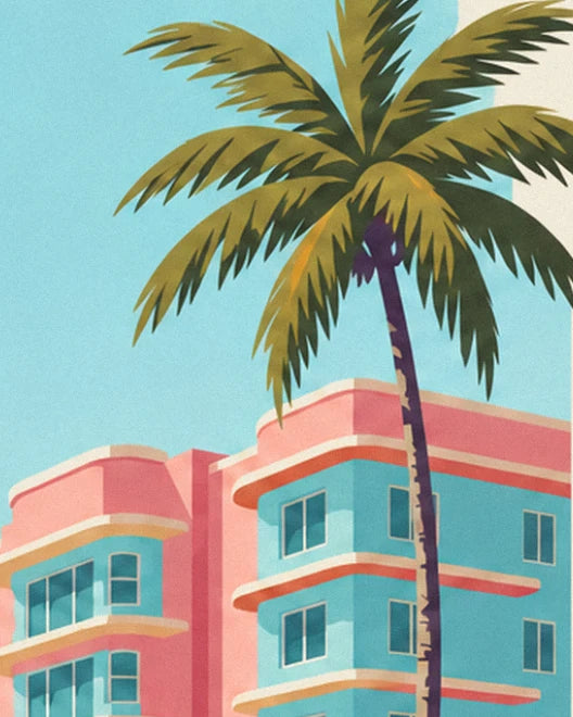 Un grand palmier penché devant la façade Art déco rose et turquoise, sous un ciel bleu clair