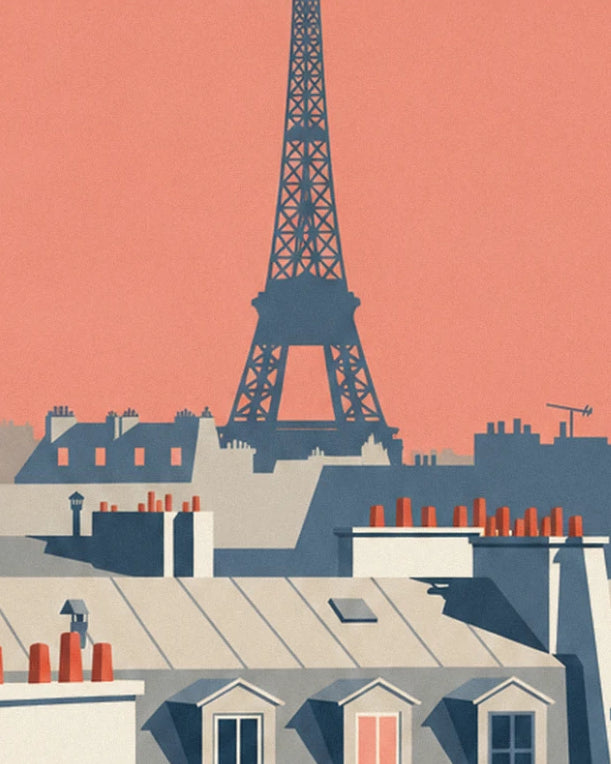 La Torre Eiffel che si staglia su un cielo rosa arancio sopra i tetti di zinco e i loro comignoli
