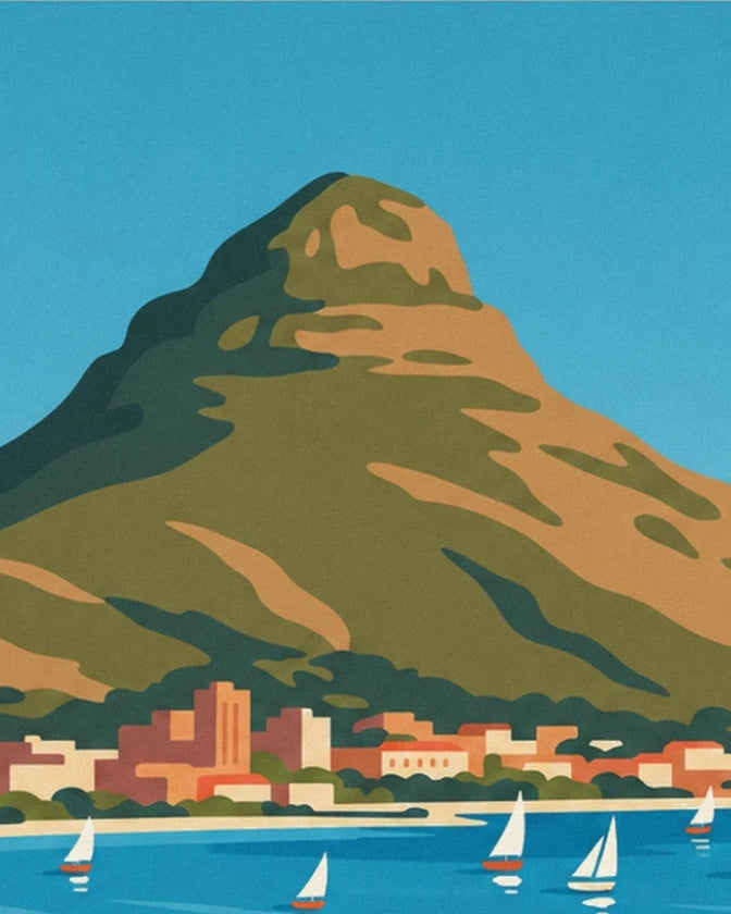 Lion's Head verde e ocra che domina la baia, con 5 barche a vela bianche sull'acqua blu