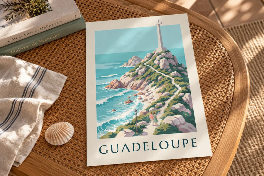 Affiche Guadeloupe Pointe des Châteaux et sa croix : posée sur une table