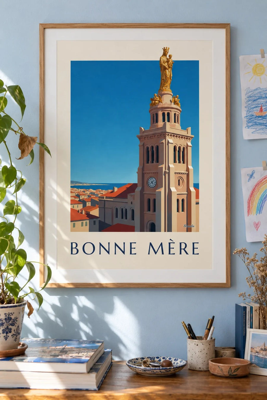 Affiche Bonne Mère dorée à Marseille : encadrée au mur