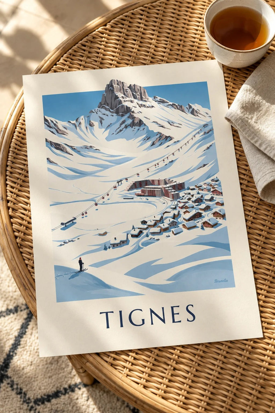 Affiche Tignes-Le Lac sous la neige : posée sur une table
