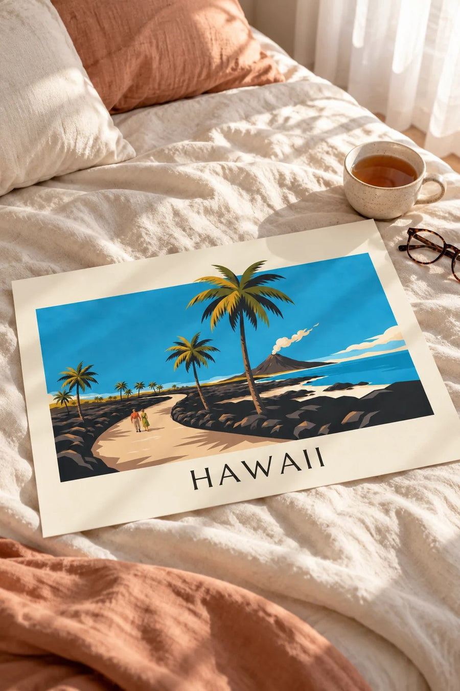 Poster strada delle Hawaii tra palme e vulcano: appoggiato su un tavolo