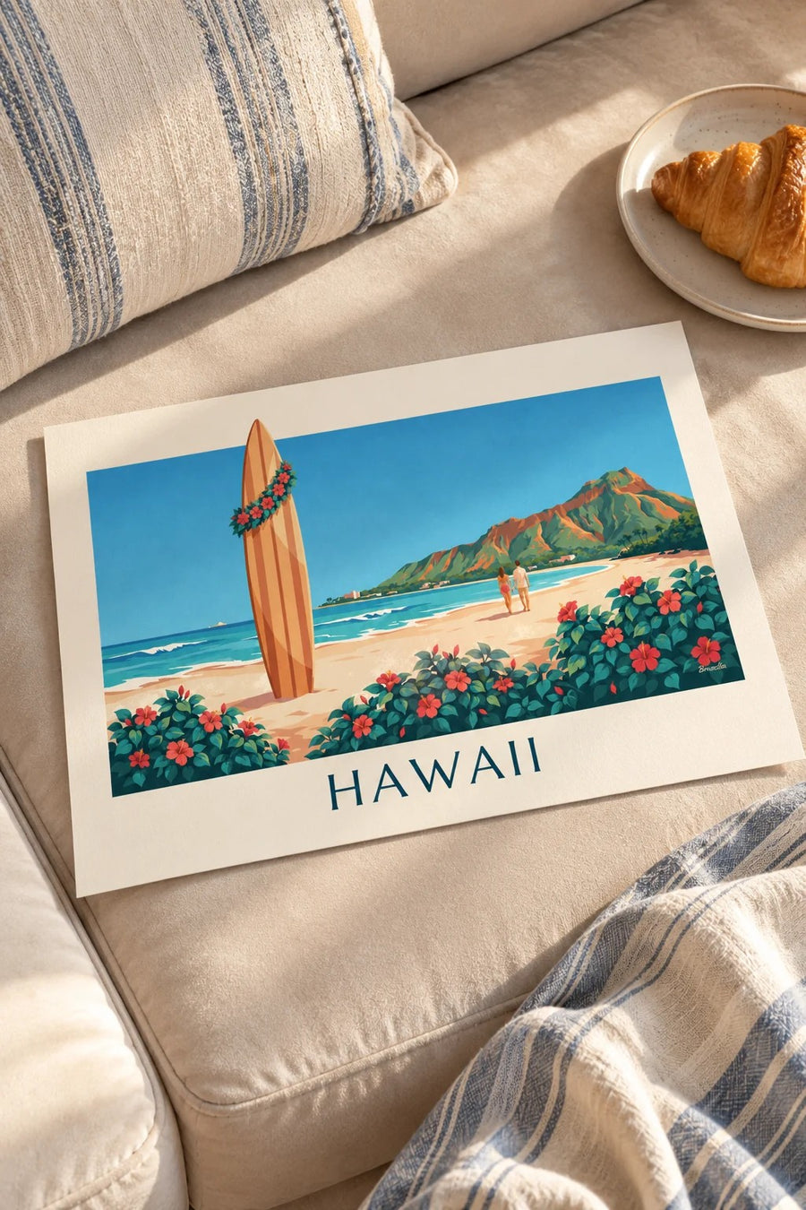 Poster tavola da surf e ibisco davanti a Diamond Head, Hawaii: appoggiato su un tavolo