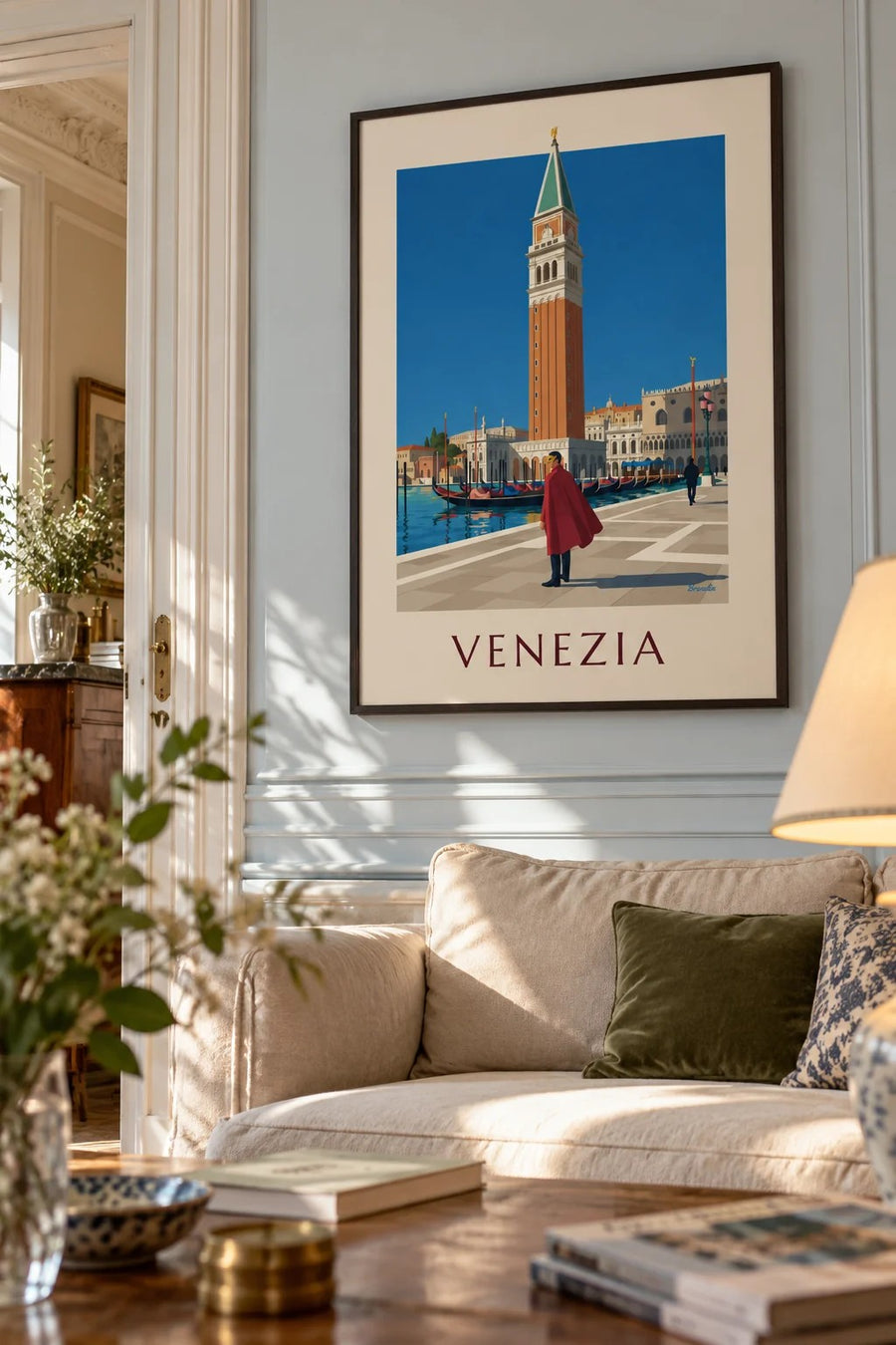 Poster uomo mascherato con mantello rosso davanti al campanile di San Marco: incorniciato alla parete