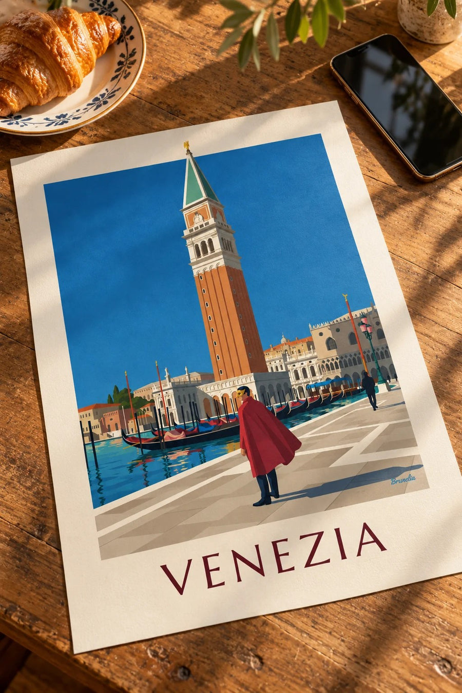 Poster uomo mascherato con mantello rosso davanti al campanile di San Marco: appoggiato su un tavolo