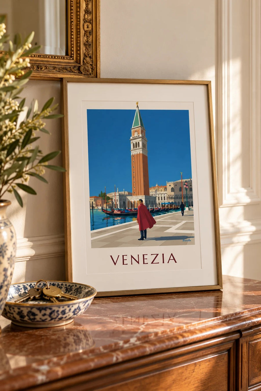 Poster uomo mascherato con mantello rosso davanti al campanile di San Marco: piccolo formato A4 incorniciato
