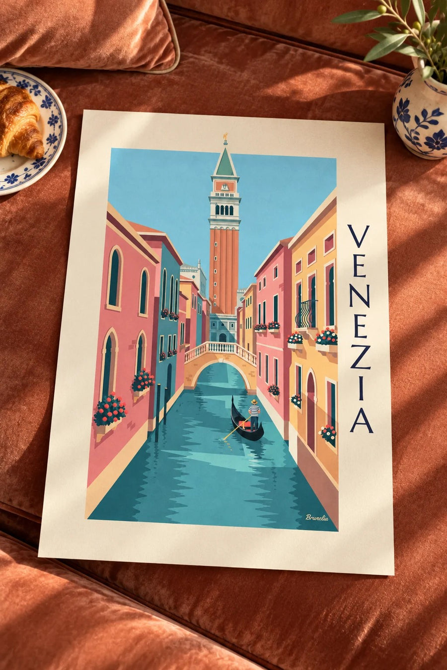 Poster gondoliere su un piccolo canale sotto il Campanile di Venezia: poster appoggiato su un tavolo