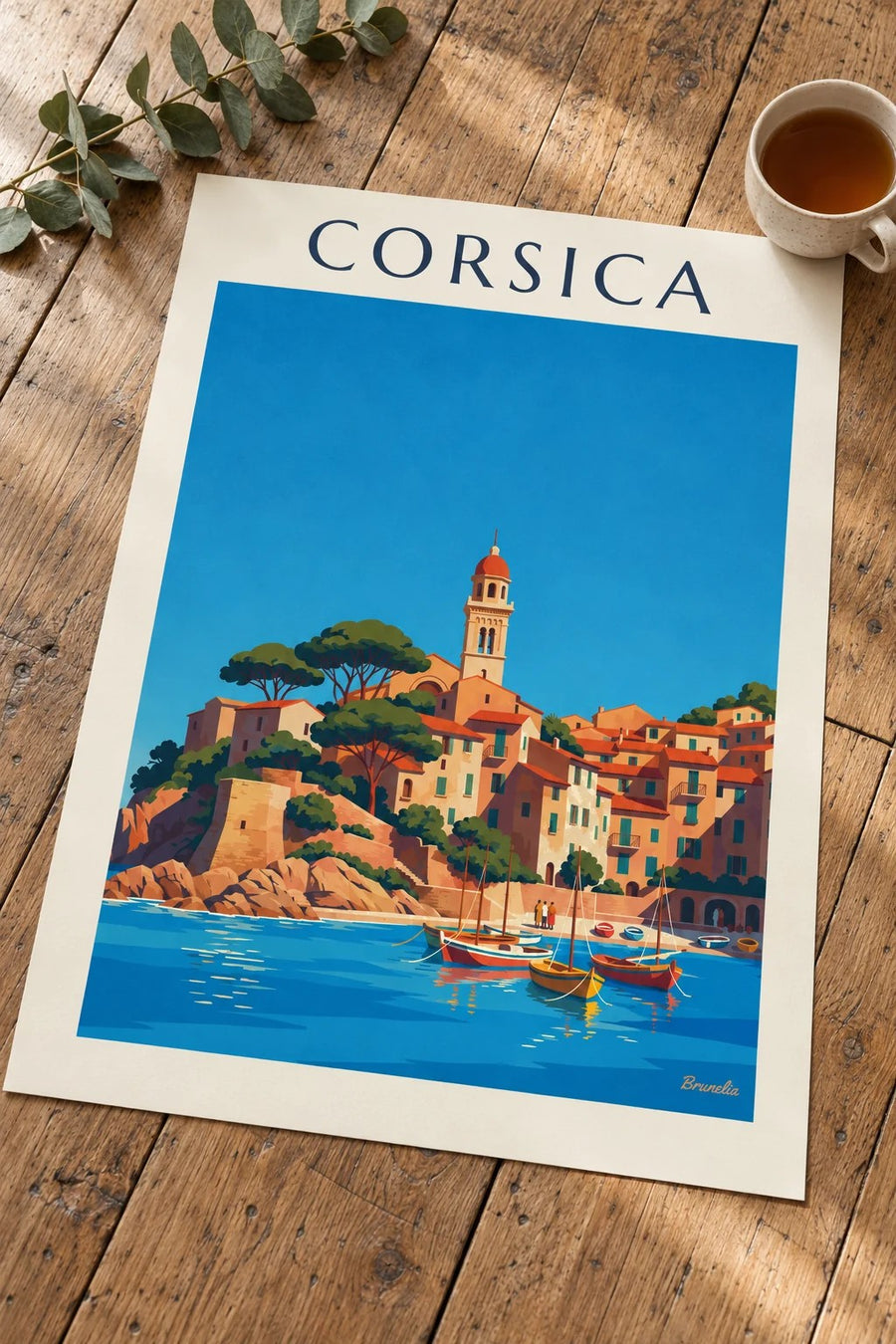 Poster villaggio costiero corso con il suo piccolo porto sul Mediterraneo: appoggiato su un tavolo