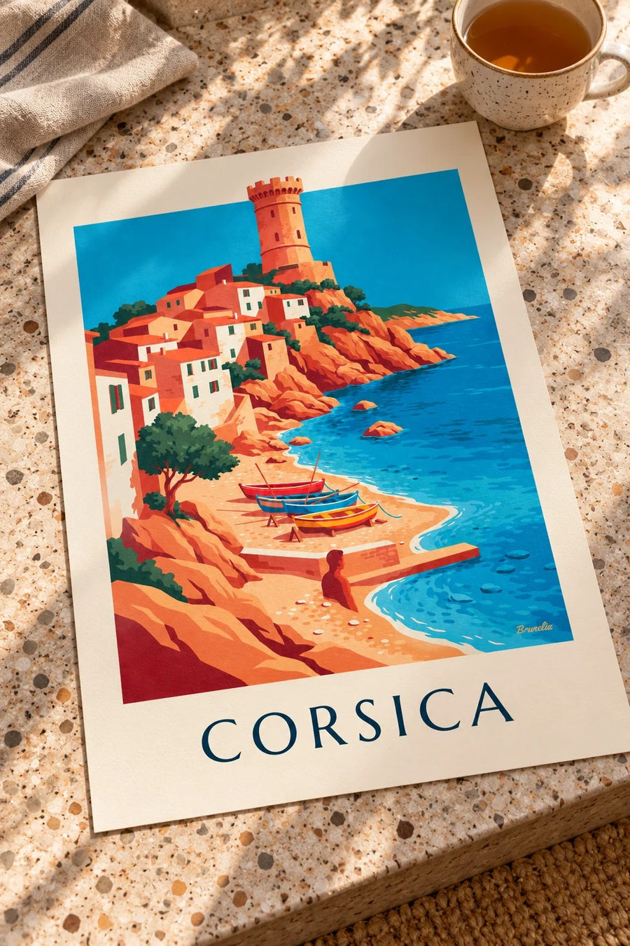 Poster villaggio costiero, torre genovese e barche in Corsica: appoggiato su un tavolo