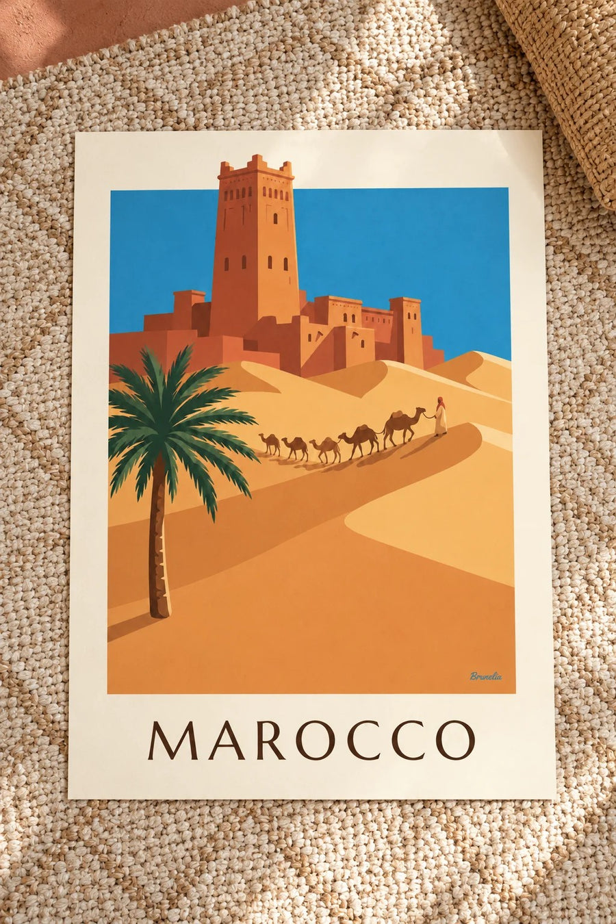 Poster casbah e carovana di cammelli nel deserto marocchino: appoggiato su un tavolo