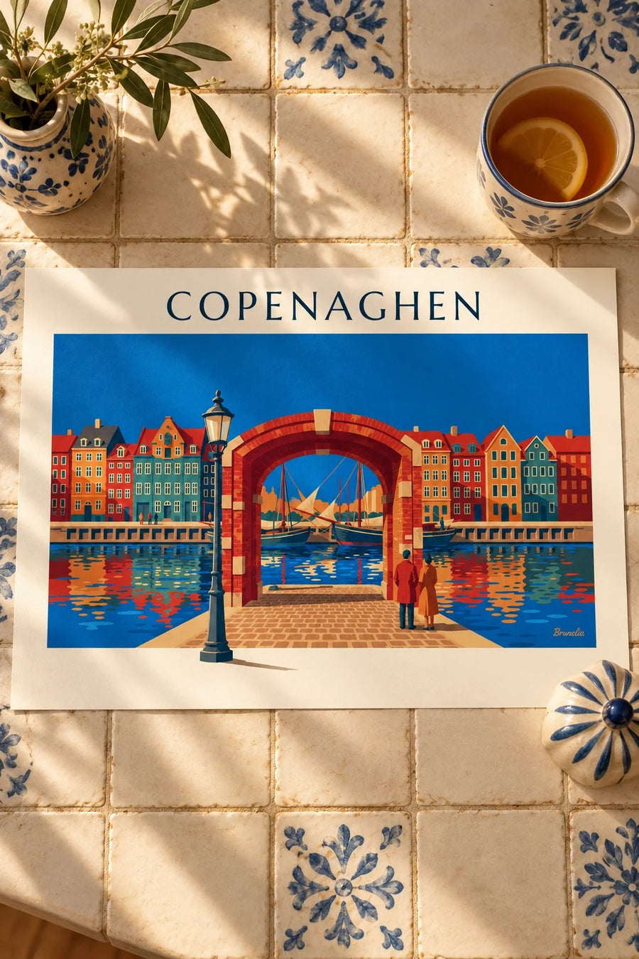 Poster case colorate e vecchi velieri di Nyhavn a Copenaghen: appoggiato su un tavolo