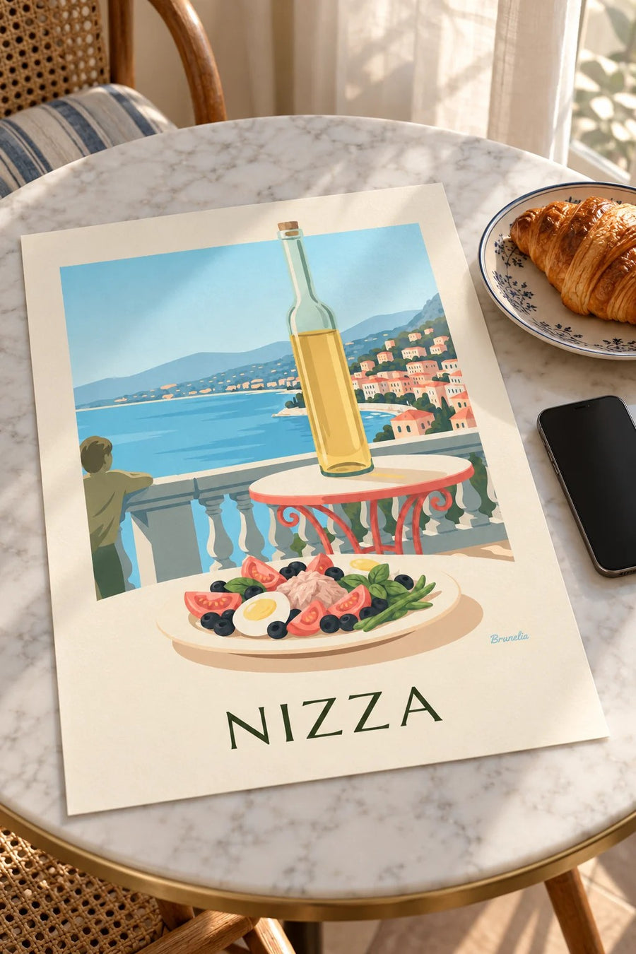 Poster insalata nizzarda su una terrazza di fronte al mare: appoggiato su un tavolo