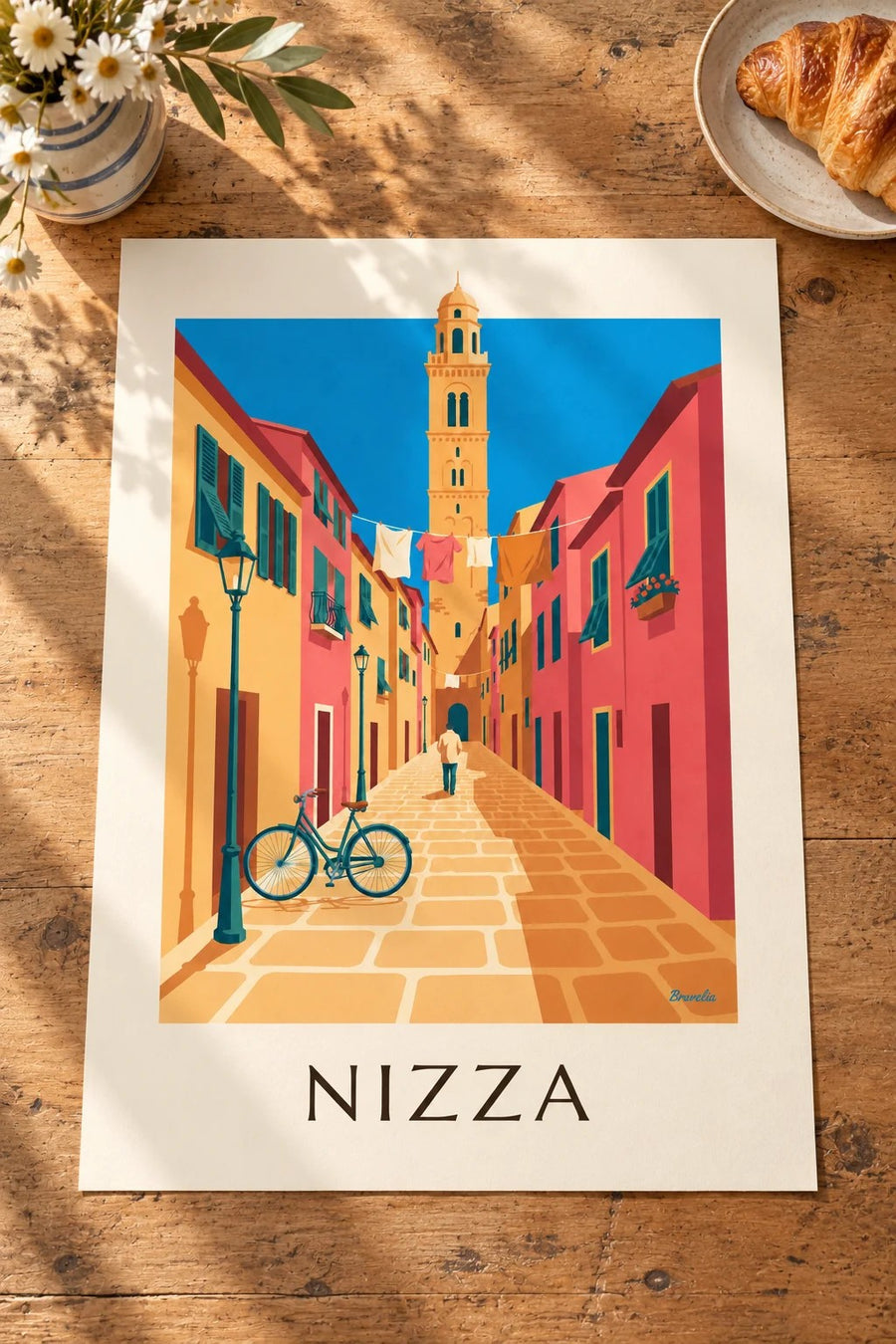 Poster bicicletta in un vicolo acciottolato di Nizza Vecchia: appoggiato su un tavolo